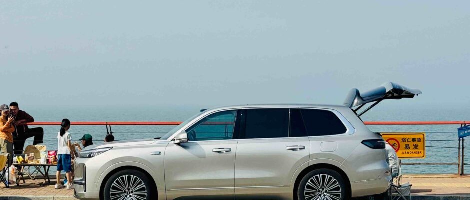 SUV Cars for Rent: 7 Reasons They're Perfect for UAE Family Trips